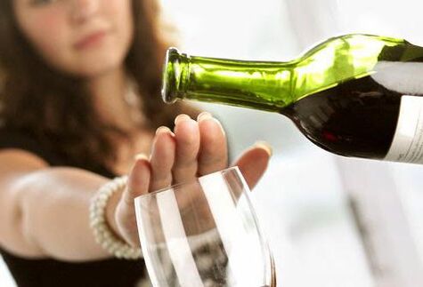 La ragazza non le permette di versare il suo vino in un bicchiere