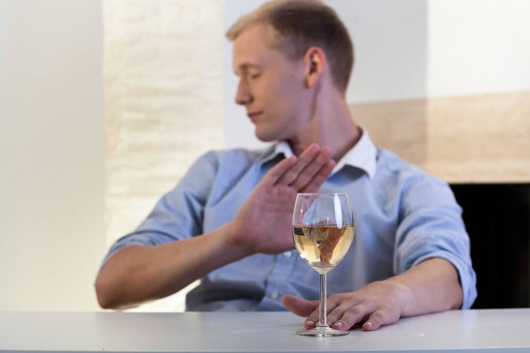Una volta che un uomo riconosce il problema, può smettere di bere alcolici da solo