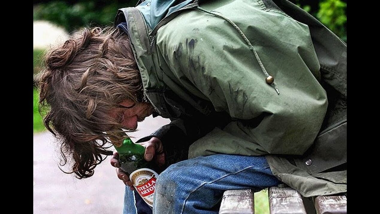 Uno stile di vita marginale è una conseguenza dell'alcolismo maschile